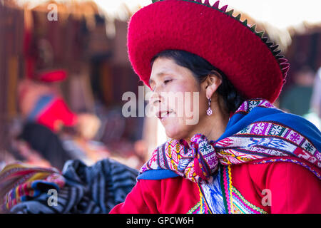 Chinchero Perù : 18 maggio : fotografia di stile di vita della donna a chinchero la vendita dei prodotti al mercato. Il 18 maggio 2016, Chinchero Perù. Foto Stock
