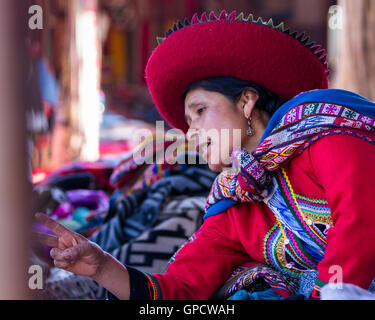 Chinchero Perù : 18 maggio : fotografia di stile di vita della donna a chinchero la vendita dei prodotti al mercato. Il 18 maggio 2016, Chinchero Perù. Foto Stock