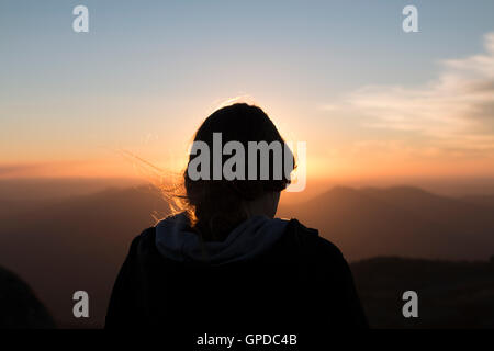 Ragazza a guardare il tramonto sulla cima del monte Buffalo Foto Stock