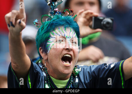 Settembre 12, 2010; Seattle, WA, Stati Uniti d'America; a Seattle Seahawks fan cheers il suo team sulla prima che la partita contro il San Francisco 49ers a Qwest Field. Foto Stock