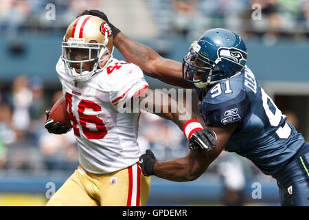 Settembre 12, 2010; Seattle, WA, Stati Uniti d'America; san Francisco 49ers manualmente l'estremità delanie walker (46) si rompe un placcaggio da Seattle Seahawks difensivo fine chris clemons (91) durante il secondo trimestre a Qwest Field. Foto Stock