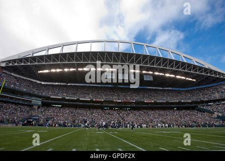 Settembre 26, 2010; Seattle, WA, Stati Uniti d'America; i Seattle Seahawks kick off a San Diego Chargers durante il primo trimestre a Qwest Field. Seattle sconfitto San Diego 27-20. Foto Stock