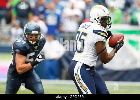 Settembre 26, 2010; Seattle, WA, Stati Uniti d'America; San Diego Chargers stretto fine Antonio Gates (85) effettua un sorpasso passato ricezione Seattle Seahawks linebacker sarà aringa (54) durante il terzo trimestre a Qwest Field. Seattle sconfitto San Diego 27-20. Foto Stock