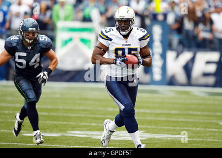 Settembre 26, 2010; Seattle, WA, Stati Uniti d'America; San Diego Chargers stretto fine Antonio Gates (85) si precipita il campo dopo un pass reception passato Seattle Seahawks linebacker sarà aringa (54) durante il terzo trimestre a Qwest Field. Seattle sconfitto San Diego 27-20. Foto Stock