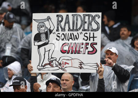 Novembre 7, 2010; Oakland, CA, Stati Uniti d'America; un Oakland Raiders ventola contiene un segno durante il primo trimestre contro Kansas City Chiefs a Oakland-Alameda County Coliseum. Foto Stock