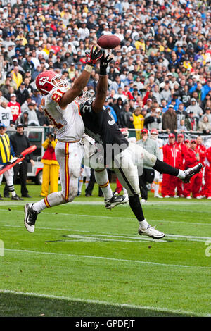 Novembre 7, 2010; Oakland, CA, Stati Uniti d'America; Oakland Raiders safety Mike Mitchell (34) deflette un pass destinati a Kansas City Chiefs stretto fine Tony Moeaki (81) durante il secondo trimestre a Oakland-Alameda County Coliseum. Foto Stock