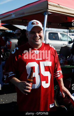 14 novembre 2010; San Francisco, CA, Stati Uniti; Joe Neto, fan dei San Francisco 49ers, si mette alla coda prima della partita contro i St. Louis Rams a Candlestick Park. Foto Stock