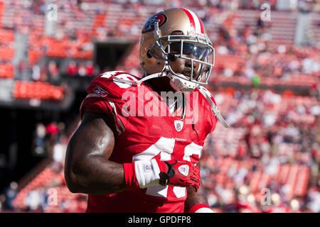 Novembre 14, 2010; San Francisco, CA, Stati Uniti d'America; San Francisco 49ers manualmente l'estremità Delanie Walker (46) si riscalda prima della partita contro il San Louis Rams al Candlestick Park. San Francisco ha sconfitto St. Louis 23-20 in ore di lavoro straordinario. Foto Stock