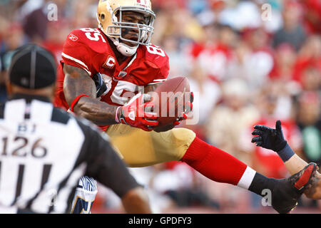 Novembre 14, 2010; San Francisco, CA, Stati Uniti d'America; San Francisco 49ers stretto fine Vernon Davis (85) fa una dichiarazione delle catture nella zona di estremità contro il St. Louis Rams durante il quarto trimestre al Candlestick Park. Il gioco è stato richiamato per un ritardo del gioco pena. San Foto Stock