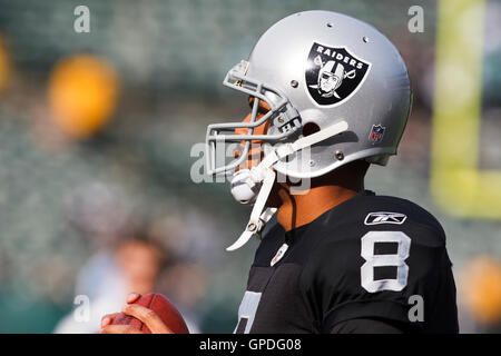 Novembre 28, 2010; Oakland, CA, Stati Uniti d'America; Oakland Raiders quarterback jason campbell (8) si riscalda prima della partita contro i delfini di Miami a Oakland-alameda county coliseum. miami sconfitto oakland 33-17. Foto Stock