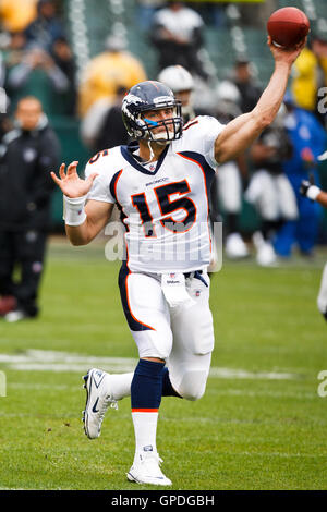 Dicembre 19, 2010; Oakland, CA, Stati Uniti d'America; Denver Broncos quarterback tim tebow (15) si riscalda prima della partita contro Oakland Raiders a Oakland-alameda county Coliseum. Foto Stock