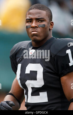 Dicembre 19, 2010; Oakland, CA, Stati Uniti d'America; Oakland Raiders wide receiver jacoby ford (12) si riscalda prima della partita contro il Denver Broncos a Oakland-alameda county Coliseum. Foto Stock