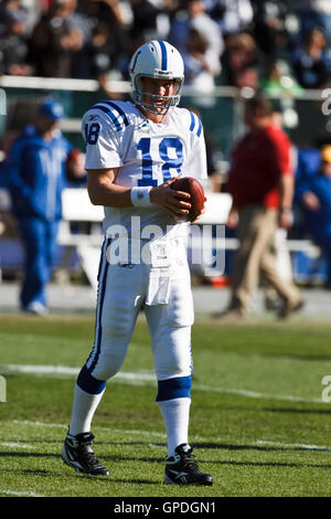 26 dicembre 2010; Oakland, CA, Stati Uniti; il quarterback degli Indianapolis Colts Peyton Manning (18) si scalda prima della partita contro gli Oakland Raiders all'Oakland-Alameda County Coliseum. Foto Stock