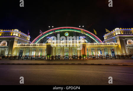 Hualamphong Stazione Ferroviaria di notte, Bangkok, Thailandia Foto Stock