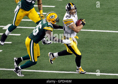 Febbraio 6, 2011; Arlington, TX, Stati Uniti d'America; Pittsburgh Steelers wide receiver Hines Ward (86) viene affrontato da Green Bay Packers sicurezza Charlie Peprah (26) dopo un pass reception durante la prima metà del Super Bowl XLV a cowboy Stadium. Foto Stock