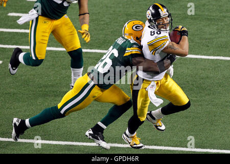 Febbraio 6, 2011; Arlington, TX, Stati Uniti d'America; Pittsburgh Steelers wide receiver Hines Ward (86) viene affrontato da Green Bay Packers sicurezza Charlie Peprah (26) dopo un pass reception durante la prima metà del Super Bowl XLV a cowboy Stadium. Foto Stock