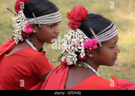 Muria adivasi tribù tribale donna danza ballerina, Jagdalpur, Bastar, Chhattisgarh, India, Asia Foto Stock