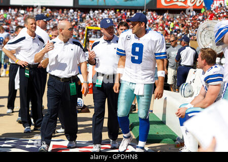 Settembre 18, 2011; San Francisco, CA, Stati Uniti d'America; Dallas Cowboys quarterback Tony Romo (9) viene esaminato da formatori dopo aver lasciato la partita contro il San Francisco 49ers durante il terzo trimestre al Candlestick Park. Foto Stock