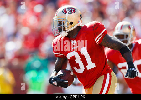 Settembre 18, 2011; San Francisco, CA, Stati Uniti d'America; San Francisco 49ers strong safety Donte Whitner (31) intercetta un pass da Dallas Cowboys quarterback Jon Kitna (non mostrato) durante il terzo trimestre al Candlestick Park. Foto Stock