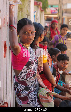 Donna tribale di Muria al bazar settimanale di haat, Jagdalpur, Bastar, Chhattisgarh, India, Asia Foto Stock