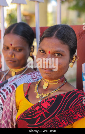 Donna tribale di Muria al bazar settimanale di haat, Jagdalpur, Bastar, Chhattisgarh, India, Asia Foto Stock