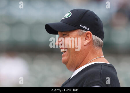 Set 25, 2011; Oakland, CA, Stati Uniti d'America; New York getti head coach Rex Ryan ride a margine prima che la partita contro Oakland Raiders a O.co Coliseum. Oakland sconfitto New York 34-24. Foto Stock