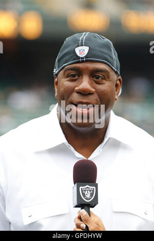 Set 25, 2011; Oakland, CA, Stati Uniti d'America; Los Angeles Lakers ex giocatore di Magic Johnson a margine prima che il gioco tra la Oakland Raiders e il New York getti a O.co Coliseum. Foto Stock