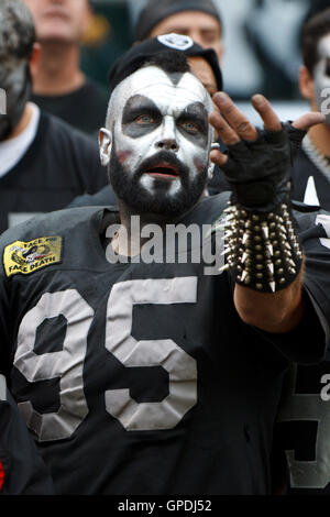 Set 25, 2011; Oakland, CA, Stati Uniti d'America; un Oakland Raiders cheers ventola il suo team durante il secondo trimestre contro il New York getti a O.co Coliseum. Foto Stock