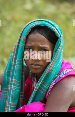 Donna tribale al settimanale haat bazaar, Bastar, Chhattisgarh, India, Asia Foto Stock