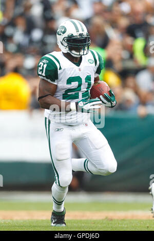 25 settembre 2011; Oakland, CA, Stati Uniti; il running back dei New York Jets LaDainian Tomlinson (21) corse contro gli Oakland Raiders durante il terzo quarto all'O.co Coliseum. Oakland sconfisse New York 34-24. Foto Stock