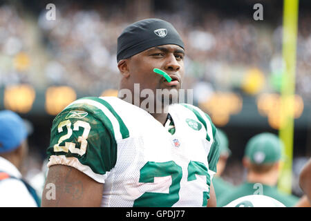 Set 25, 2011; Oakland, CA, Stati Uniti d'America; New York getti running back Shonn Greene (23) sugli spalti durante il quarto trimestre contro Oakland Raiders a O.co Coliseum. Oakland sconfitto New York 34-24. Foto Stock