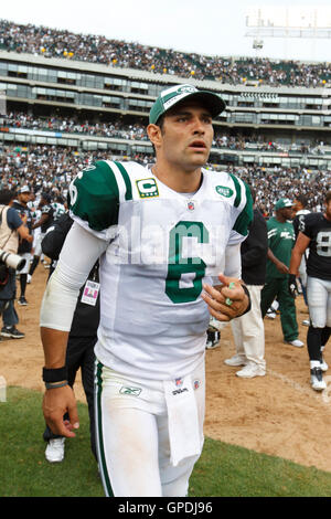 Set 25, 2011; Oakland, CA, Stati Uniti d'America; new york getti quarterback mark sanchez (6) lascia il campo dopo la partita contro Oakland Raiders presso l'o.co coliseum. oakland sconfitto new york 34-24. Foto Stock