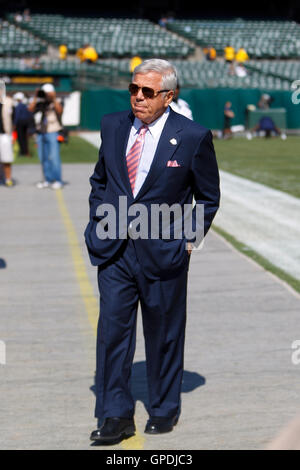 Ott 2, 2011; Oakland, CA, Stati Uniti d'America; New England Patriots proprietario Robert Kraft sul margine prima che la partita contro Oakland Raiders a O.co Coliseum. Foto Stock