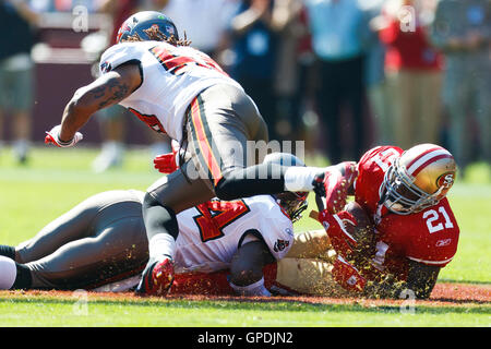 Ott 9, 2011; San Francisco, CA, Stati Uniti d'America; san Francisco 49ers running back frank gore (21) viene affrontato da Tampa Bay Buccaneers fuori linebacker geno hayes (54) durante il primo trimestre a Candlestick Park. san francisco sconfitto Tampa Bay 48-3. Foto Stock