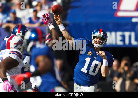 Oct 16, 2011; East Rutherford, NJ, Stati Uniti d'America; New York Giants quarterback Eli Manning (10) passa la palla contro le fatture della Buffalo durante il secondo trimestre a MetLife Stadium. Foto Stock