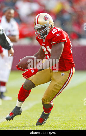 20 novembre 2011; San Francisco, CA, Stati Uniti; il running back dei San Francisco 49ers Frank Gore (21) durante il secondo quarto a Candlestick Park. San Francisco sconfisse Arizona 23-7. Foto Stock