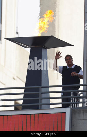 Nov 27, 2011; Oakland, CA, Stati Uniti d'America; Oakland Raiders ex quarterback Jim Plunkett accende una fiamma onorando al Davis (non mostrato) prima che la partita contro i Chicago Bears a O.co Coliseum. Oakland ha sconfitto Chicago 25-20. Foto Stock