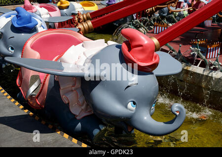 Dumbo carattere sulla Dumbo Flying elefante, Disneyland Resort, Anaheim, California, Stati Uniti d'America Foto Stock