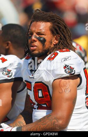 Ott 9, 2011; San Francisco, CA, Stati Uniti d'America; Tampa Bay Buccaneers middle linebacker Mason Foster (59) si siede sul banco di lavoro prima che la partita contro il San Francisco 49ers a Candlestick Park. San Francisco ha sconfitto Tampa Bay 48-3. Foto Stock