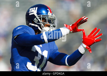 16 ottobre 2011; East Rutherford, New Jersey, Stati Uniti; il cornerback dei New York Giants Aaron Ross (31) si scalda prima della partita contro i Buffalo Bills al MetLife Stadium. New York sconfisse Buffalo 27-24. Foto Stock