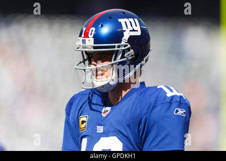 Oct 16, 2011; East Rutherford, NJ, Stati Uniti d'America; New York Giants quarterback Eli Manning (10) si riscalda prima della partita contro i Buffalo Bills a MetLife Stadium. New York sconfitto Buffalo 27-24. Foto Stock