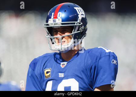 Oct 16, 2011; East Rutherford, NJ, Stati Uniti d'America; new york giants quarterback eli manning (10) si riscalda prima della partita contro i Buffalo Bills a metlife stadium. Foto Stock