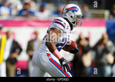 16 ottobre 2011; East Rutherford, New Jersey, Stati Uniti; il running back dei Buffalo Bills Fred Jackson (22) corse 80 yard in touchdown contro i New York Giants durante il primo quarto al MetLife Stadium. Foto Stock