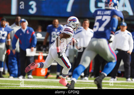 16 ottobre 2011; East Rutherford, New Jersey, Stati Uniti; il running back dei Buffalo Bills Fred Jackson (22) corse 80 yard in touchdown contro i New York Giants durante il primo quarto al MetLife Stadium. Foto Stock