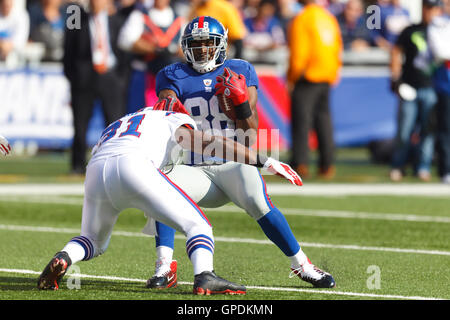 Oct 16, 2011; East Rutherford, NJ, Stati Uniti d'America; New York Giants wide receiver Hakeem Nicks (88) viene affrontato da Buffalo Bills libero di sicurezza Giairo Byrd (31) durante il terzo trimestre a MetLife Stadium. New York sconfitto Buffalo 27-24. Foto Stock