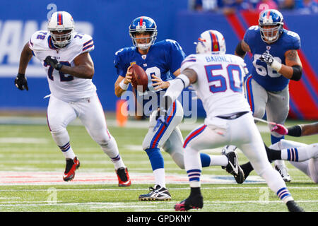 Oct 16, 2011; East Rutherford, NJ, Stati Uniti d'America; new york giants quarterback eli manning (10) codifica fuori della tasca passato Buffalo Bills defensive affrontare kellen sentito (72) e all'interno di linebacker nick Barnett (50) durante il terzo trimestre a metlife stadium. nuovo Foto Stock