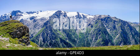 Trekker (donna) guardando il ghiacciaio de la Meije nelle Alpi francesi, l'Altopiano di Emparis, Francia, Europa Foto Stock