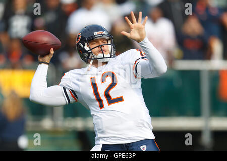 27 novembre 2011; Oakland, CA, Stati Uniti; il quarterback dei Chicago Bears Caleb Hanie (12) si scalda prima della partita contro gli Oakland Raiders all'O.co Coliseum. Foto Stock