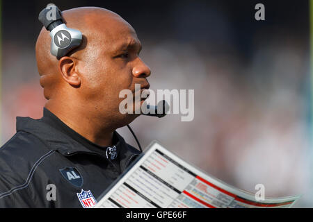 Nov 27, 2011; Oakland, CA, Stati Uniti d'America; Oakland Raiders head coach hue jackson sugli spalti contro il Chicago Bears durante il primo trimestre a o.co Coliseum. Foto Stock