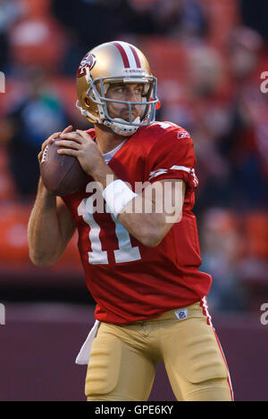 Dic 19, 2011; San Francisco, CA, Stati Uniti d'America; San Francisco 49ers quarterback Alex Smith (11) si riscalda prima della partita contro Pittsburgh Steelers al Candlestick Park. Foto Stock